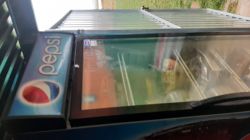 Lodówka Pepsi z zamrożonym wnętrzem, temperatura -20 stopni.