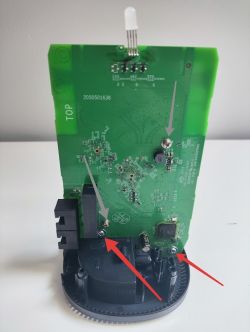 Płytka PCB routera TP-Link Deco M4 z widocznymi śrubami montażowymi