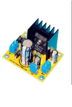 Moduł elektroniczny z kondensatorami i radiatorem