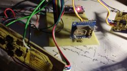 Prototyp miksera cyfrowego na płytce z Arduino Nano i połączeniami przewodowymi