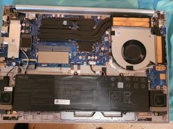Wnętrze laptopa ASUS z widoczną płytą główną DAZJ2SMBAF0 i systemem chłodzenia
