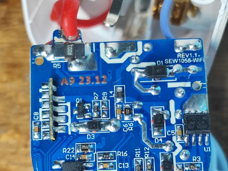 Zbliżenie na płytkę PCB urządzenia IoT z przetwornicą i oznaczeniem SEW1058-WiFi REV1.1.