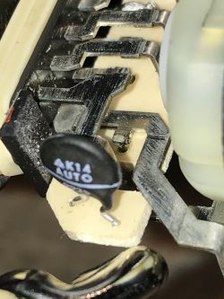 Dlaczego zamek centralny sam otwiera szyby i drzwi w Audi A6 C5?