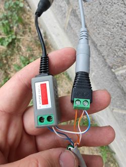 Wideodomofon sterujący elektrozaczepem, z dodatkowymi kamerami