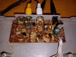 Wnętrze konsoli Pegasus z płytką drukowaną i podłączonymi kablami