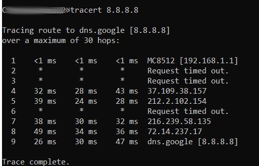 Zrzut ekranu z poleceniem tracert do 8.8.8.8 pokazujący ścieżkę pakietów sieciowych