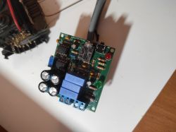 Układ elektroniczny na stole z elementami, jak kondensatory i rezystory.