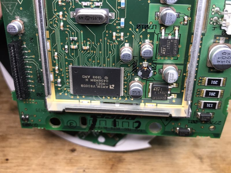 Zbliżenie na płytkę drukowaną urządzenia audio z widocznymi komponentami elektronicznymi.