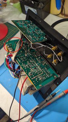 Zbliżenie na układ elektroniczny z płytkami PCB i widocznym okablowaniem.