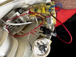 Wnętrze robota kuchennego z widocznymi podłączeniami elektrycznymi do nowego silnika.