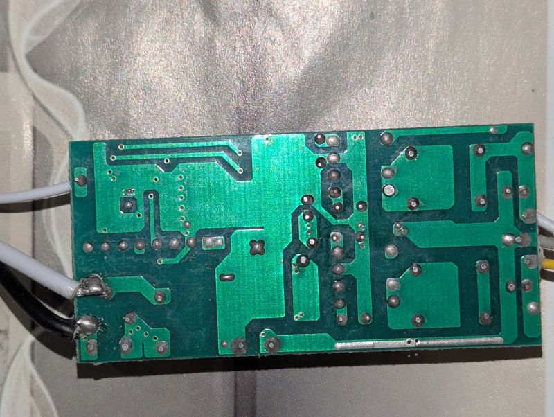 Spód zielonej płytki PCB z odsłoniętymi ścieżkami i punktami lutowniczymi
