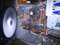 Dlaczego wiatrak 250mm na bocznej ścianie podnosi temperaturę w PC?