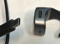 Zbliżenie na port ładowania magnetycznego w urządzeniu INMO Ring obok kabla USB-C.