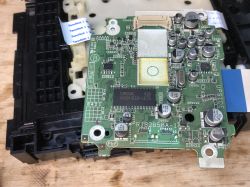 Płyta główna z rozebranej elektroniki DVD z widocznymi elementami