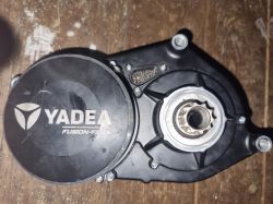 Część mechaniczna YADEA Fusion-F35 na drewnianej powierzchni.
