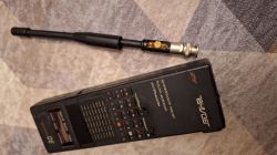 Stary przenośny odbiornik radiowy z odłączoną anteną.