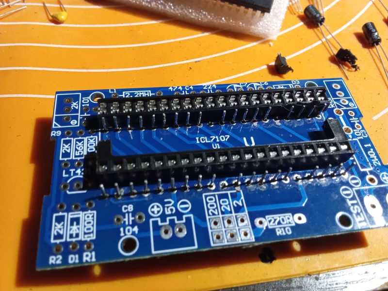 Jak złożyć woltomierz panelowy DIY z układem ICL 7107 z AliExpress? Sprawdzamy dokładność.