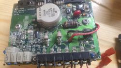 Zbliżenie na płytkę drukowaną z elementami elektronicznymi.
