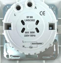 Widok tylnej części regulatora obrotów RP 300 z oznaczeniami elektrycznymi.