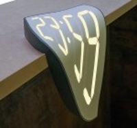 Oryginalny rozpływający się zegar cyfrowy.