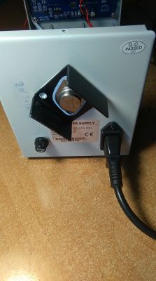 Widok panelu tylnego zasilacza z zainstalowanym radiatorem i chłodzeniem.