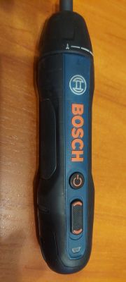 Wkrętak Bosch Go Professional na drewnianym blacie.