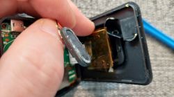 Rejestrator Navitel R250 DUAL - jak zmienić baterię?