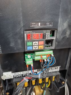 Wyświetlacz falownika Omron MX2 pokazujący błąd 