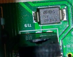 Zbliżenie na płytkę drukowaną z transilem oznaczonym MX GP 843.