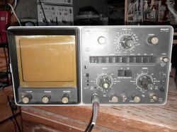 Oscyloskop Philips PM 3233 z widocznym ekranem i panelami sterowania