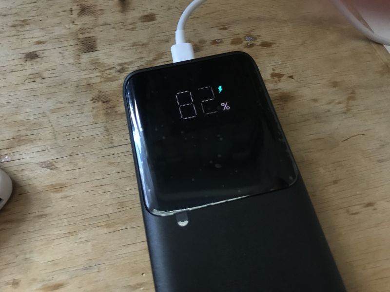 Powerbank z wyświetlaczem wskazującym 82% naładowania.