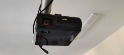 Projektor Acer 51200 zamontowany na suficie.