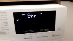 Panel sterowania pralki Beko MWUE9636CWE z wyświetlanym komunikatem Err.