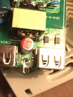 Gniazdo elektryczne z wbudowaną, dwuportową ładowarką USB - mini test + teardown