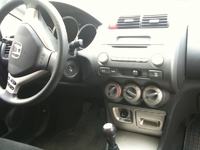 Honda City 2007 - demontaż radia, problem z twardymi plastikami konsoli