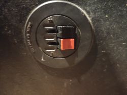 Podłączanie kolumn: różnica w działaniu guzików i zaciskaniu kabli - jak naprawić?