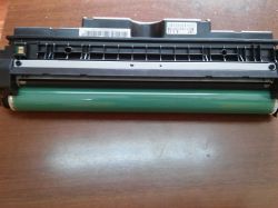 HP Laserjet CP1025 color - Drukarka robi smugi wzdłuż kartki papieru HP Laserjet CP1025 color - Drukarka robi smugi wzdłuż kartki papieru