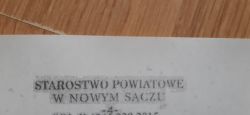 Wydruk z szarym tłem i tekstem „STAROSTWO POWIATOWE W NOWYM SĄCZU”