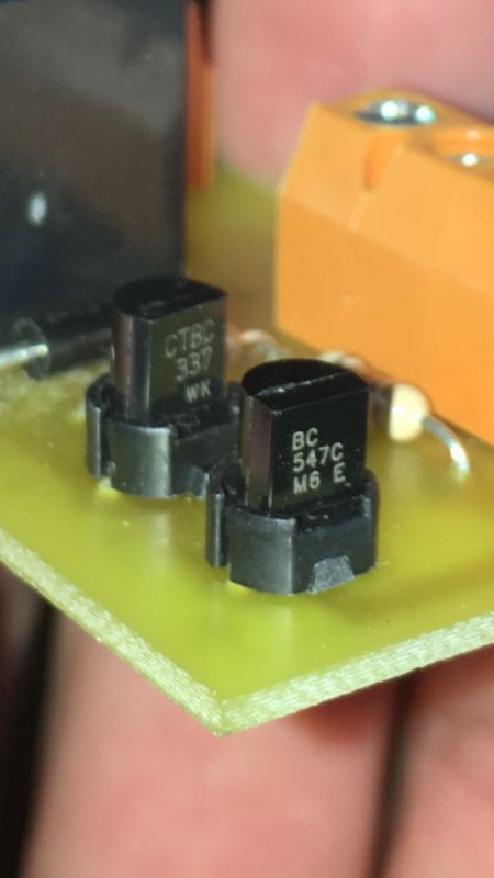 Jak zidentyfikować i zmontować moduł RVH1 relay?