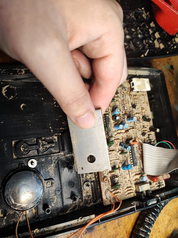 Wnętrze telefonu stacjonarnego Proton T1332 z lat 90.