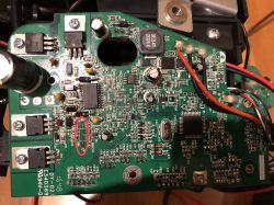 Identyfikacja rezystora R66 w kierownicy Thrustmaster T500 z zamazanymi paskami