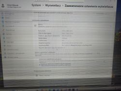 Monitor z migającymi białymi paskami przy ustawieniach ekranu w systemie Windows