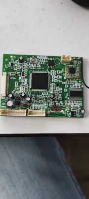 Leiterplatte des Majority Internetradios Bild einer grünen Leiterplatte mit verschiedenen elektronischen Bauteilen, darunter Kondensatoren und Anschlüsse.