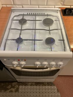 Widok piekarnika gazowego marki Mastercook z czterema palnikami i pokrętłami na panelu sterującym.