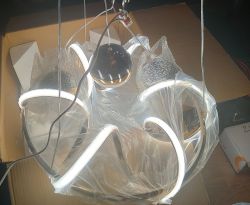 Lampa LED z obręczą i spiralą oświetloną zimnym światłem, w opakowaniu.