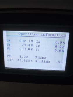 Ekran inwertera Zeversolar TLC 5000 z poziomami napięć dla faz: 232.3V, 29.4V, 233.0V oraz częstotliwością 49.96Hz.