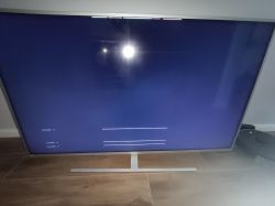 Telewizor Philips z ciemnym ekranem i jasnymi poziomymi liniami.