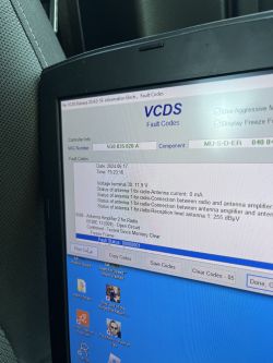 Ekran laptopa z otwartym programem VCDS pokazującym listę błędów w samochodzie.