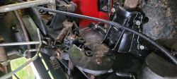 Zbliżenie na mechanizm przekładni traktorka Castel Garden ELV63 ze sprężyną i dźwigniami