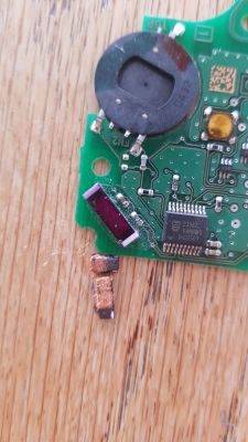 Czy to kondensator w pilocie Renault Scenic II? Szukam schematu.